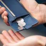 हाथ से पैसे गिरना